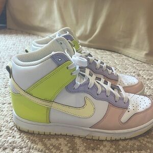 Nike women’s dunks high top. Size 9